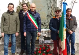 La delegazione buschese ieri a Valmala davanti al cippo in ricordo dei Caduti